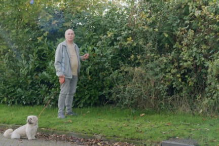 Karst en zijn hondje bij de bramenstraak