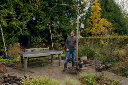 Lodewijk Hoekstra een rondleiding door zijn tuin