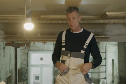 Restaurateur van plafondornamenten