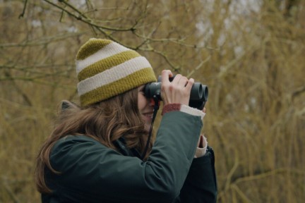 Camilla met verrekijker