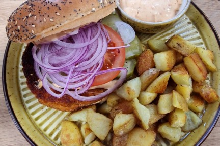 Zoete aardappelburger met pittige mayonaise