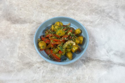 frisse aardappelsalade van krieltjes, zoetzure paprika.