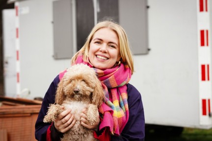 Saskia en haar hondje Ted bij het upcycle project: Kate de bouwkeet