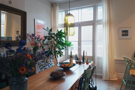 Dit huis in Schevingen heeft een vakantiehuisje op het dak