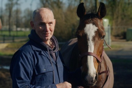 Paul runt met 2% zicht een manege