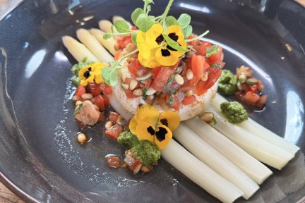 Asperges met burrata en pesto