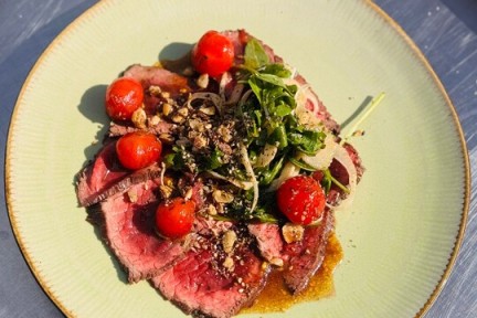 Carpaccio met gepofte tomaatjes en dukkah