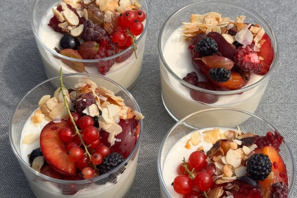 Karnemelkmousse met bessen