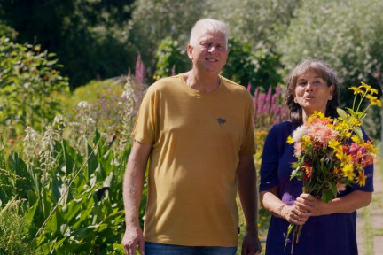 Mascha en Paul genieten van de rust en natuur van Tuinenpark Ons Buiten met honderd siertuinen vlak bij Utrecht.