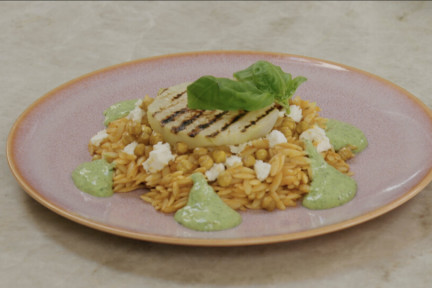 Orzo met koolrabi afgetopt met feta, kikkererwten en een basilicumsaus