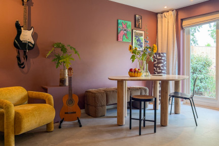 Theo-Bert kleurt creatieve familieruimte