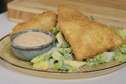 Knapperige nacho's: kleine pakketjes van wrap, gevuld met krab en kruidige roomkaas