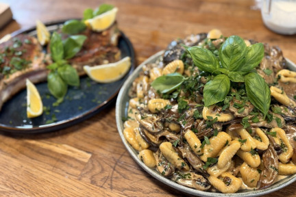 Gnocchi met paddenstoelen en cotoleta