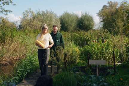 Samuel Levie bij een biologische boerderij in Ilpendam