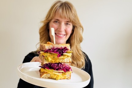 Sandwich met roze zuurkool