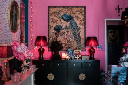 Knalroze appartement Amsterdam - Sheena Schouwink