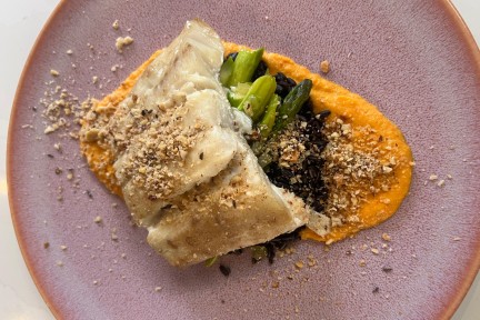Groene asperges met witvis en zwarte rijst