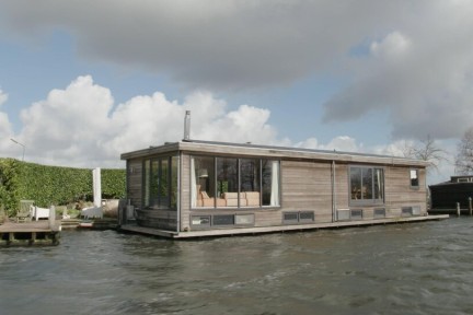 Een woonark vol reisvondsten in Nigtevecht