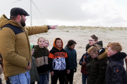 Schelpen zoeken met natuur-beleef-expert Tim