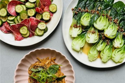 Noedels met saus op basis van restje pindakaas met paksoi