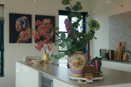 Hella en Eric's penthouse in Rijswijk in Dudokstijl