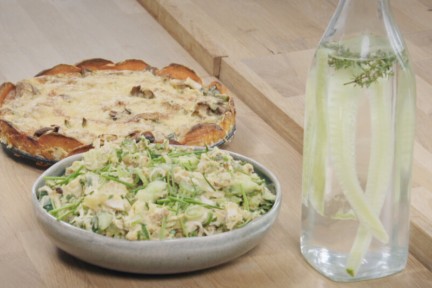 Quiche van zoete aardappel met een kipsalade