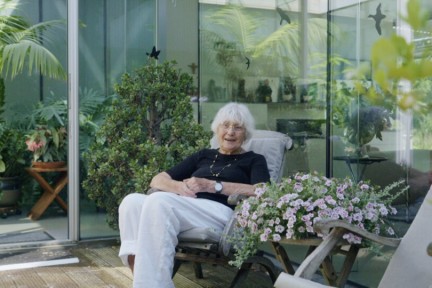 Een gelijkvloerse villa waar de schuifdeuren aan alle kanten open kunnen naar de tuin