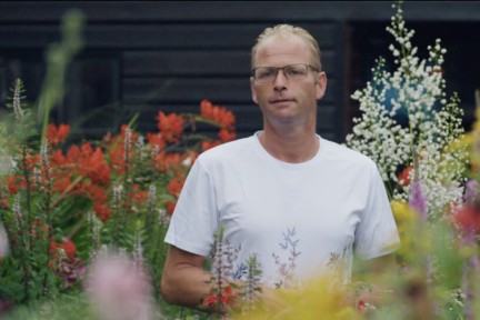 Klaas in zijn tuin in Twijzelerheide