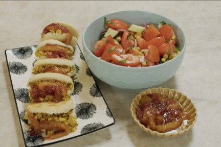Arepa's met uiencompote en tomatensalade