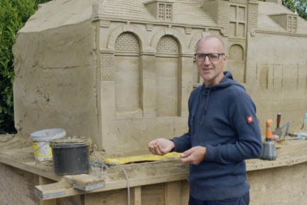 Maxim bij zijn nieuwe zandkunstwerk