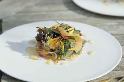 Salade met gepocheerd ei