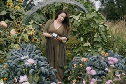 Tuinvrouw Anne in haar moestuin