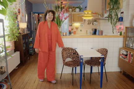 Danielle in haar kleurrijke huis.