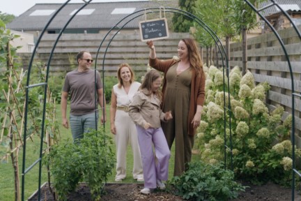 Anne met Madée bij de moestuin