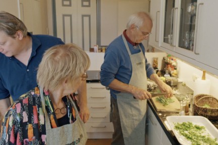 Leon in de keuken bij de kookclub