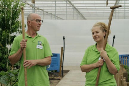 Richard en Bianca in hun moestuin in de kas