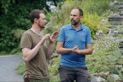 Rogier en Connor in de rotstuin van Universiteit Utrecht