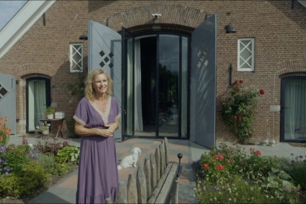 Berlinda voor haar huis