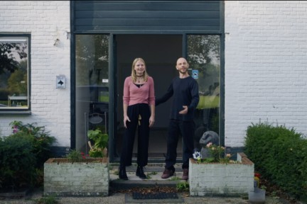 Vera en Devin voor hun anti-kraakhuis