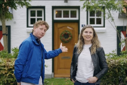 Jeroen en Anja voor hun huis
