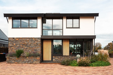 Zelfgebouwd lattenhuis in Noorden