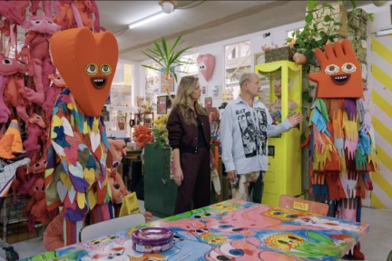 Suzanne bij Bas in zijn atelier