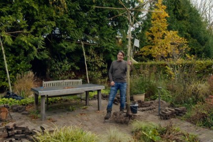 Lodewijk Hoekstra een rondleiding door zijn tuin