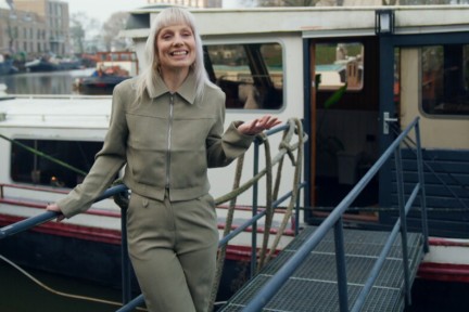 Astrid bij haar schip