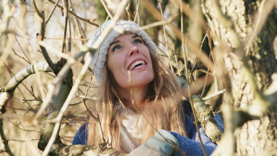 Manon tijdens het snoeien van de fruitboom