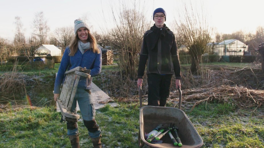 Manon en Simon zijn klaar om de fruitbomen te snoeien 
