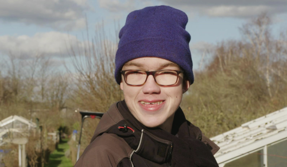 De 18-jarige Simon werkt met veel plezier aan de (moes)tuinen met Manon