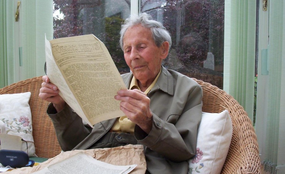 Donald Watson leest 'The Vegan News', Bron | Joe Connolly