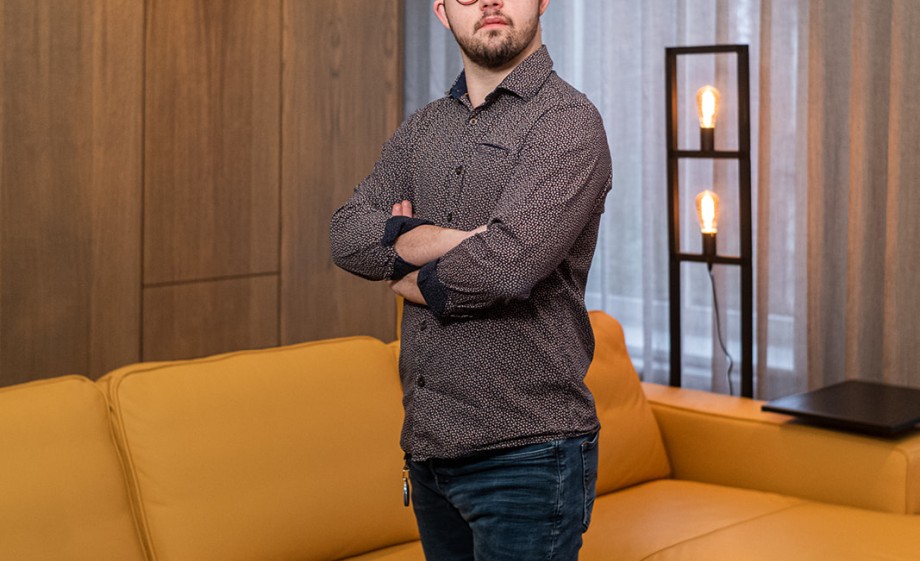 Nando (25), hulpbode gemeentehuis Boxtel/ acteur | Foto: Marjon Lukje