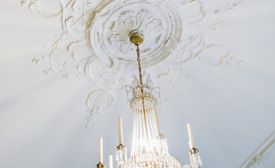 LED verlichtte kroonluchter in het Huis van Eysinga | Foto: Marjon Lukje